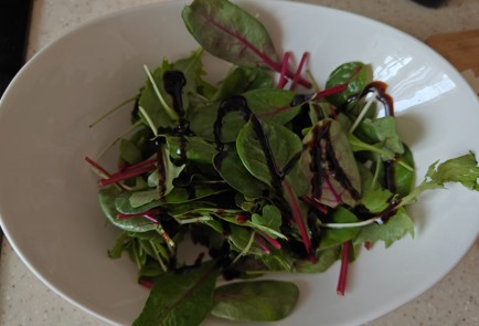 Фото шага рецепта Салат с помидорами черри и моцареллой 186703 шаг 7  