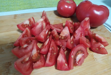 Фото шага рецепта Салат с помидорами и базиликом 189630 шаг 1  