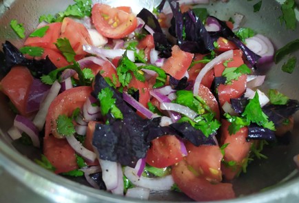 Фото шага рецепта Салат с помидорами и базиликом 189630 шаг 10  