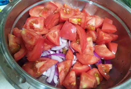 Фото шага рецепта Салат с помидорами и базиликом 189630 шаг 2  