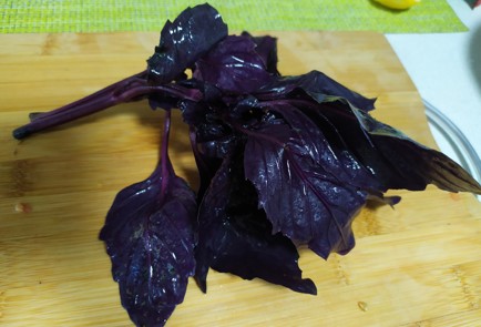 Фото шага рецепта Салат с помидорами и базиликом 189630 шаг 3  