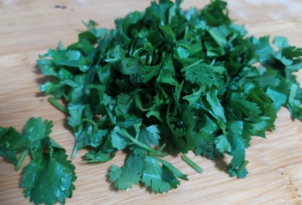 Фото шага рецепта Салат с помидорами и базиликом 189630 шаг 4  