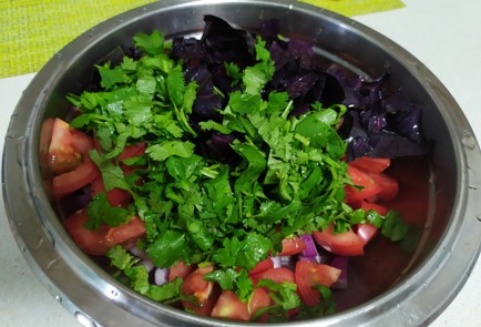 Фото шага рецепта Салат с помидорами и базиликом 189630 шаг 5  