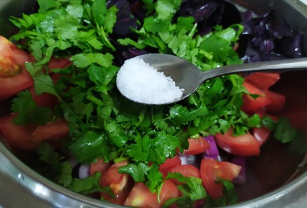 Фото шага рецепта Салат с помидорами и базиликом 189630 шаг 6  