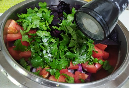 Фото шага рецепта Салат с помидорами и базиликом 189630 шаг 7  