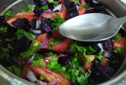 Фото шага рецепта Салат с помидорами и базиликом 189630 шаг 8  