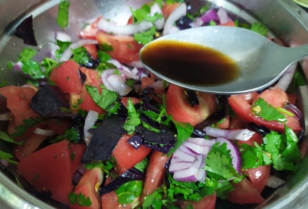 Фото шага рецепта Салат с помидорами и базиликом 189630 шаг 9  