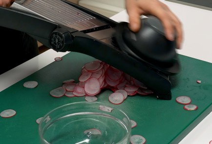 Фото шага рецепта Салат с редиской 140860 шаг 3  