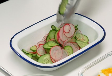 Фото шага рецепта Салат с редиской 140860 шаг 8  