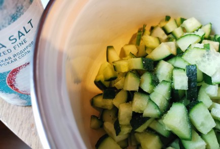 Фото шага рецепта Салат с редиской 189304 шаг 2  