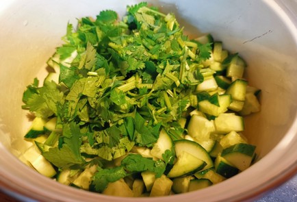 Фото шага рецепта Салат с редиской 189304 шаг 3  