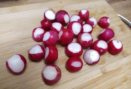 Фото шага рецепта Салат с редисом и яйцом 188949 шаг 2  