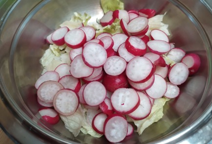 Фото шага рецепта Салат с редисом и яйцом 188949 шаг 3  