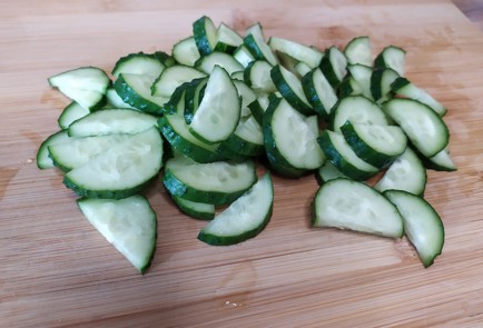 Фото шага рецепта Салат с редисом и яйцом 188949 шаг 4  