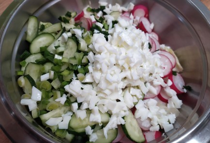 Фото шага рецепта Салат с редисом и яйцом 188949 шаг 6  