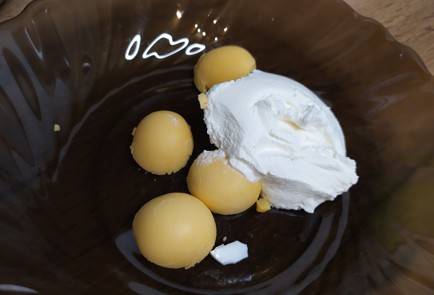 Фото шага рецепта Салат с редисом и яйцом 188949 шаг 7  