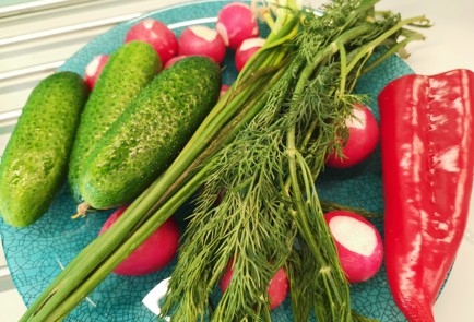 Фото шага рецепта Салат с редисом 188799 шаг 2  