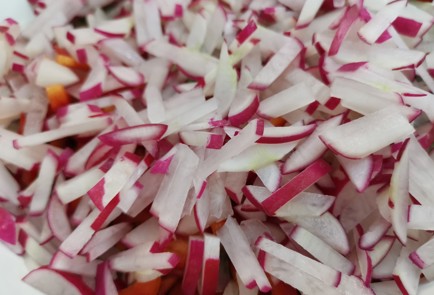 Фото шага рецепта Салат с редисом 188799 шаг 7  