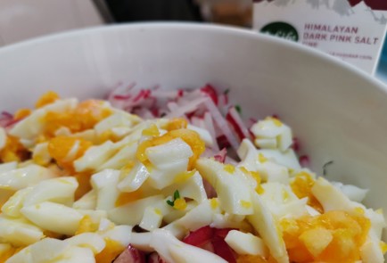 Фото шага рецепта Салат с редисом 188799 шаг 9  