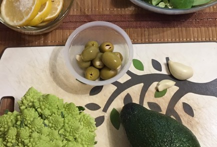 Фото шага рецепта Салат с романеско и чесноком 139040 шаг 1  