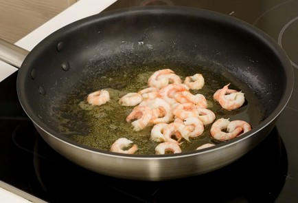 Фото шага рецепта Салат с рукколой и креветками 124926 шаг 1  