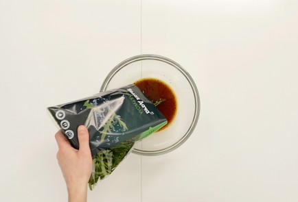 Фото шага рецепта Салат с рукколой и креветками 124926 шаг 2  