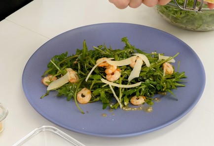 Фото шага рецепта Салат с рукколой и креветками 124926 шаг 3  