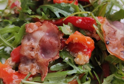 Фото шага рецепта Салат с руколой беконом болгарским перцем и киноа 173384 шаг 10  