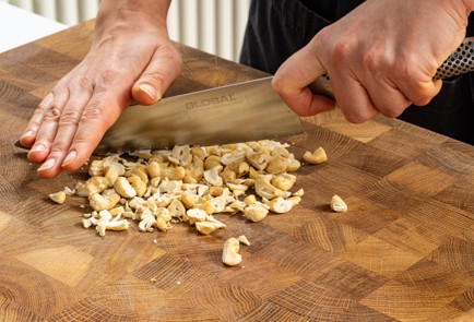 Фото шага рецепта Салат с щавелем и персиком 188791 шаг 2  