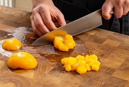 Фото шага рецепта Салат с щавелем и персиком 188791 шаг 6  