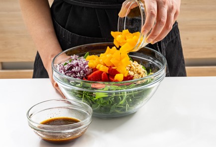 Фото шага рецепта Салат с щавелем и персиком 188791 шаг 9  