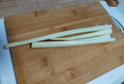 Фото шага рецепта Салат с сельдереем и копченой курицей 190133 шаг 1