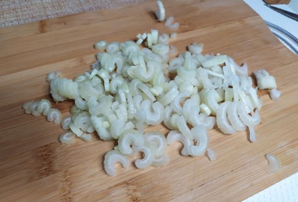 Фото шага рецепта Салат с сельдереем и копченой курицей 190133 шаг 2