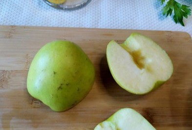 Фото шага рецепта Салат с сельдереем и копченой курицей 190133 шаг 4