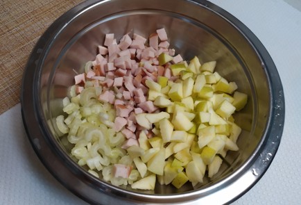 Фото шага рецепта Салат с сельдереем и копченой курицей 190133 шаг 6