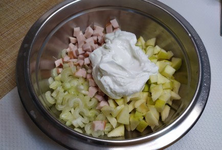 Фото шага рецепта Салат с сельдереем и копченой курицей 190133 шаг 7