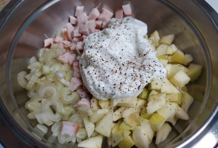 Фото шага рецепта Салат с сельдереем и копченой курицей 190133 шаг 8