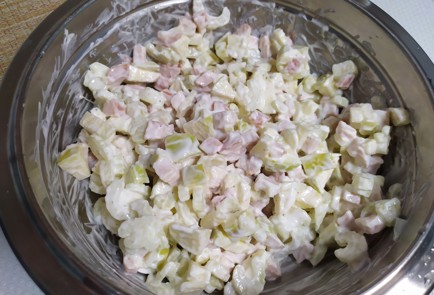 Фото шага рецепта Салат с сельдереем и копченой курицей 190133 шаг 9