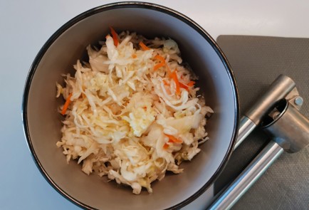 Фото шага рецепта Салат с солеными огурцами 189933 шаг 3