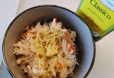 Фото шага рецепта Салат с солеными огурцами 189933 шаг 4