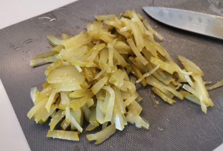 Фото шага рецепта Салат с солеными огурцами 189933 шаг 5