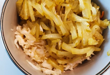 Фото шага рецепта Салат с солеными огурцами 189933 шаг 6