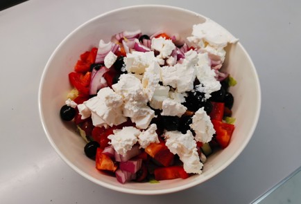 Фото шага рецепта Салат с сыром фета 186570 шаг 10  
