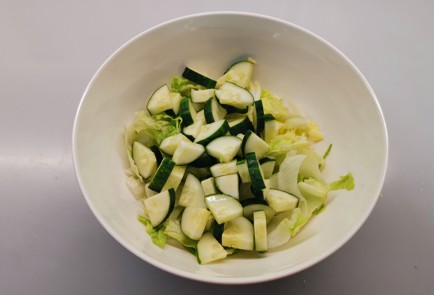 Фото шага рецепта Салат с сыром фета 186570 шаг 2  