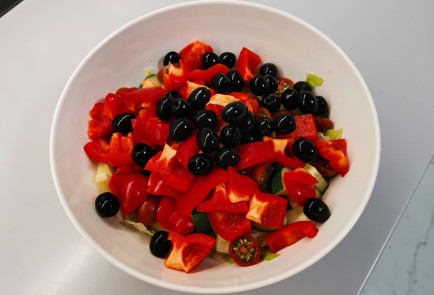 Фото шага рецепта Салат с сыром фета 186570 шаг 5  