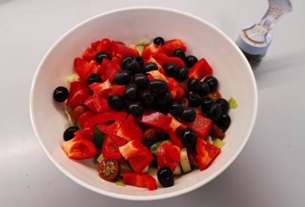 Фото шага рецепта Салат с сыром фета 186570 шаг 8  