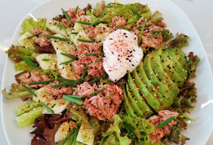 Фото шага рецепта Салат с тунцом и авокадо 186552 шаг 11  