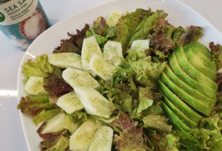 Фото шага рецепта Салат с тунцом и авокадо 186552 шаг 6  