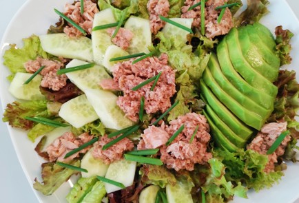 Фото шага рецепта Салат с тунцом и авокадо 186552 шаг 8  