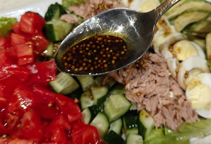 Фото шага рецепта Салат с тунцом и авокадо 191380 шаг 11  